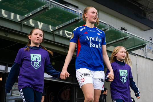 Tuva Lotte Leschbrandt Espås of Vålerenga enters the pitch