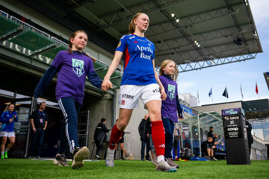 Tuva Lotte Leschbrandt Espås of Vålerenga enters the pitch