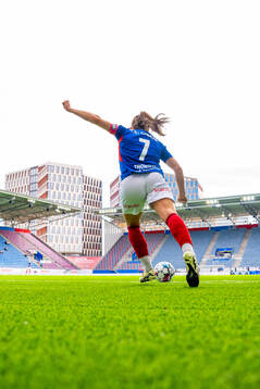 Janni Thomsen of Vålerenga takes a corner kick