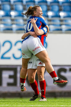 Olaug Tvedten of Vålerenga celebrates