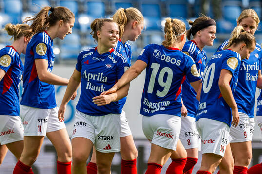 Olaug Tvedten of Vålerenga celebrates with teammates