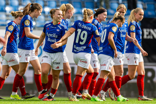 Olaug Tvedten of Vålerenga celebrates with teammates