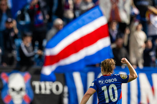 Olaug Tvedten of Vålerenga celebrates