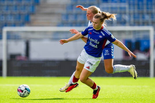 Olaug Tvedten of Vålerenga and Marie Moen Preus of Kolbotn