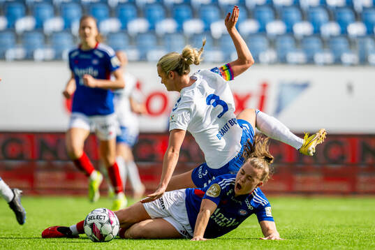 Emma Braut Brunes of Kolbotn tackles Olaug Tvedten of