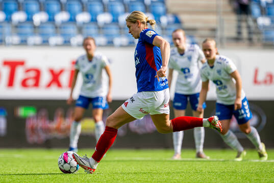 Elise Thorsnes of Vålerenga scores the 2-0 goal