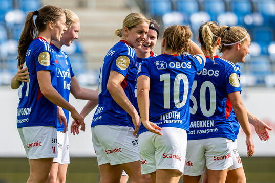 Elise Thorsnes of Vålerenga celebrates with Olaug Tvedten