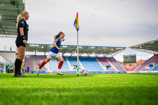 Janni Thomsen of Vålerenga takes a corner kick