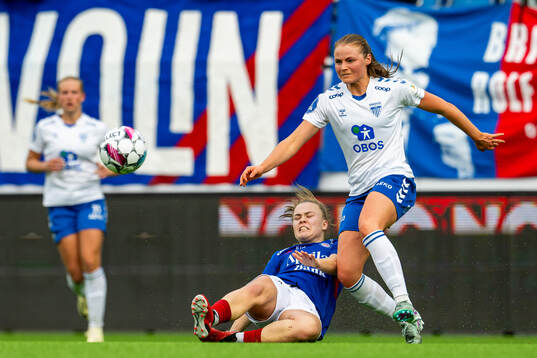 Olaug Tvedten of Vålerenga and Christina Elise