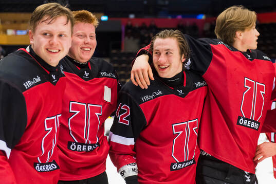 Örebros spelare jublar