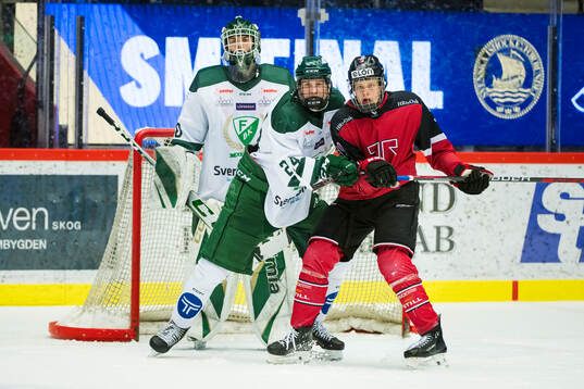 Färjestads målvakt Lukas Höglind med Teodor Friberg ock