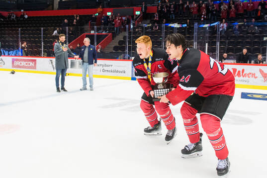 Örebros Max Hultdin och Filip Thorling jublar