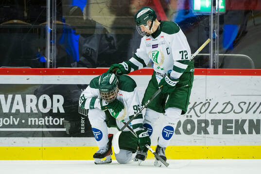 Färjestads JackBerglund och Gabriel Jansson deppar