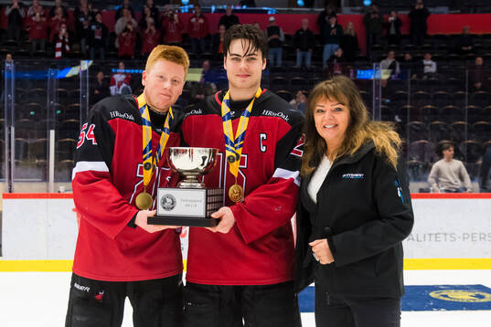 Örebros Max Hultdin med Filip Thorling och Maja Beite