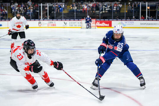 Erin Ambrose of Canada and Alex Carpenter of USA