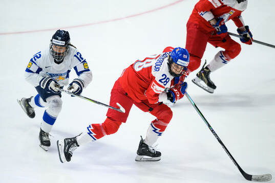 Sanni Vanhanen of Finland and Noemi Neubauerova of Czech