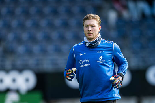 Mathias Dyngeland of Brann warms up