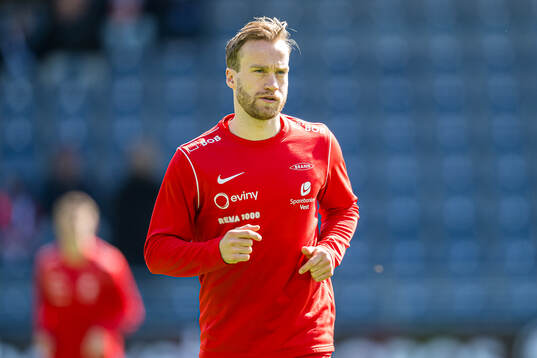 Bård Finne of Brann warms up
