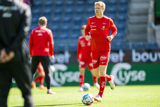 Sivert Heltne Nilsen of Brann warms up