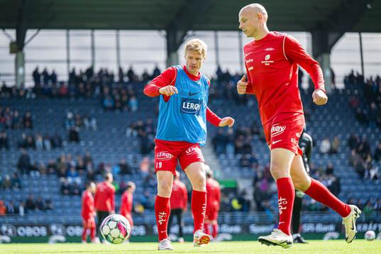 Sivert Heltne Nilsen of Brann warms up