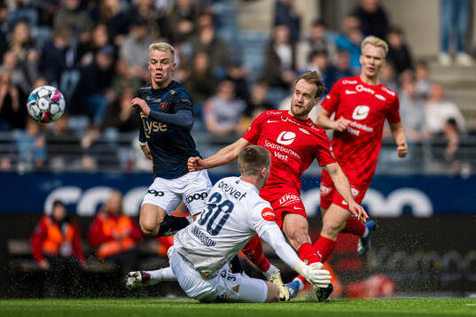 Bård Finne of Brann missing a chance to score