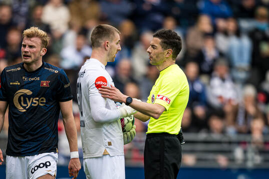 Patrik Gunnarsson of Viking and Tore Hansen, referee
