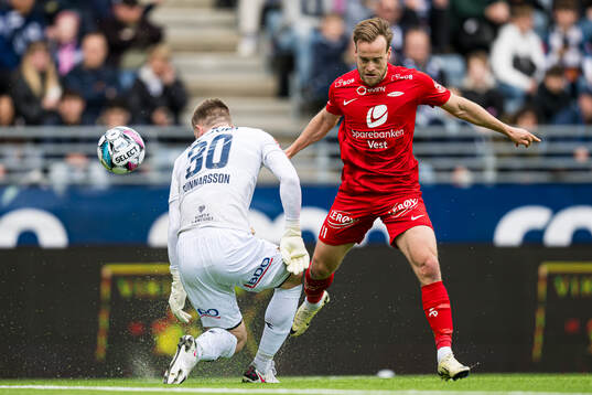 Patrik Gunnarsson of Viking and Bård Finne of Brann