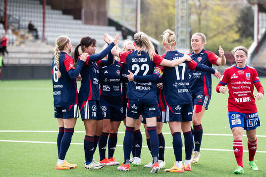 FC Rosengårds Olivia Schough jublar med lagkamrater