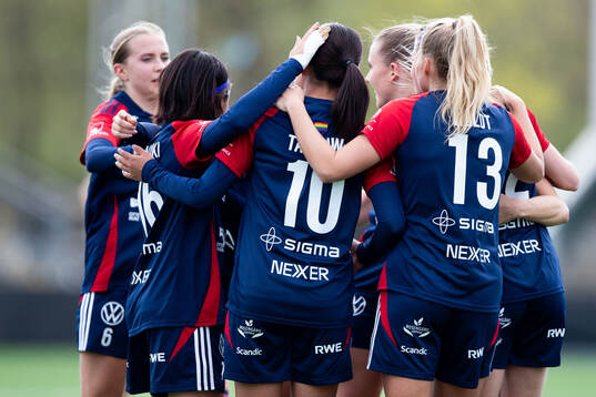 FC Rosengårds Momoko Tanikawa jublar med lagkamrater