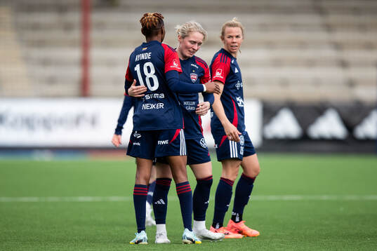 FC Rosengårds Emilia Larsson jublar med Halimatu Ibrahim