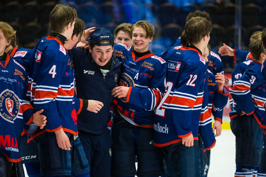 Växjös matrialare Edvin Nilsson jublar med laget