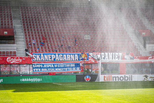 Helsingborgssupporter sätter upp banderoller på södra