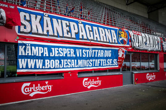 Banderoll på södra läktaren med uppmaning att stötta