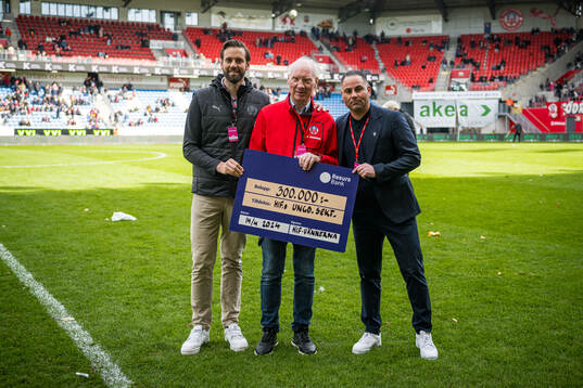 HIF-vännerna räcker över en check till Helsingborgs