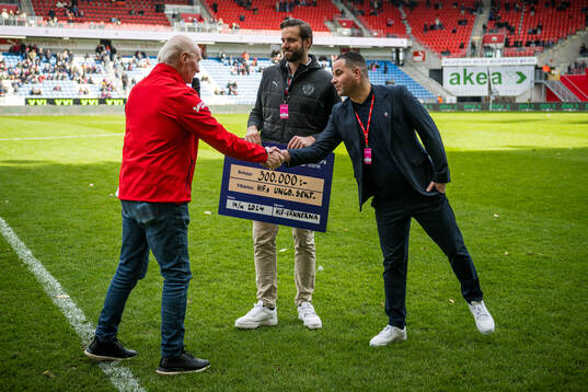 Helsingborgs klubbchef Reda Chahrour tar emot en check
