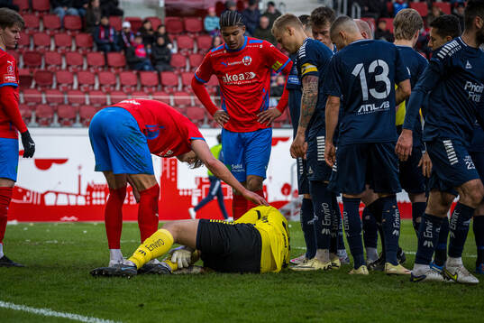 Helsingborgs Thomas Pauck Rogne och Utsiktens målvakt