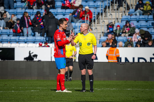Helsingborgs Adam Hellborg och Domare Per Melin