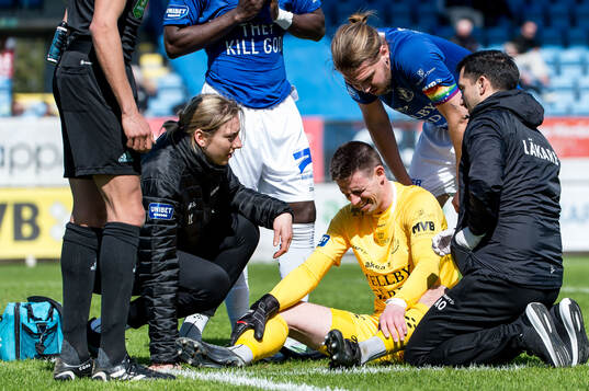 Trelleborgs målvakt Andreas Larsen har ont
