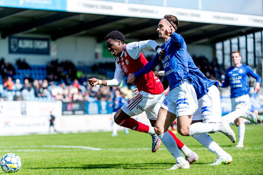 Sandvikens IFs Calvin Kabuye och Trelleborgs Felix Hörberg