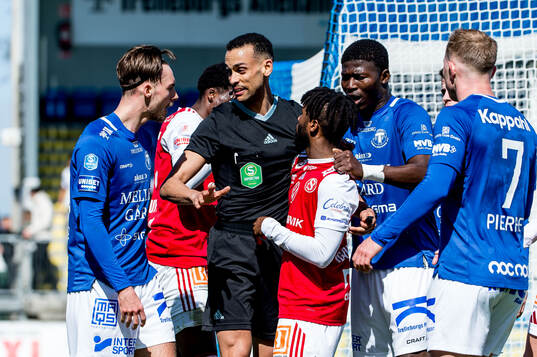 Trelleborgs Felix Hörberg och Domare Farouk Nehdi och