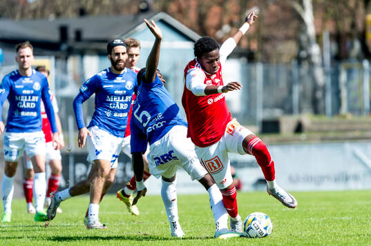 Trelleborgs Abel Ogwuche och Sandvikens IFs Calvin Kabuye