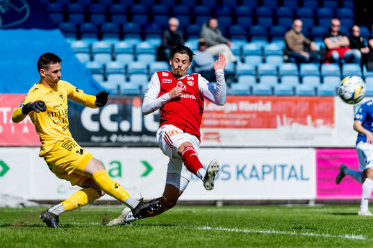 Trelleborgs målvakt Andreas Larsen och Sandvikens IFs