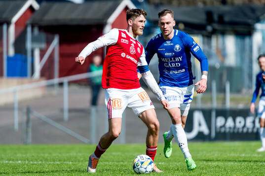 Sandvikens IFs Emil Engqvist och Trelleborgs Filip Bohman