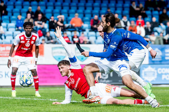 Sandvikens IFs Emil Engqvist och Trelleborgs Hady Saleh