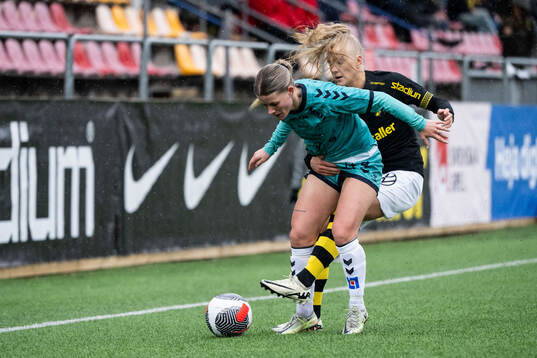 Kristianstads Tilda Persson och AIKs Moa Sjöström