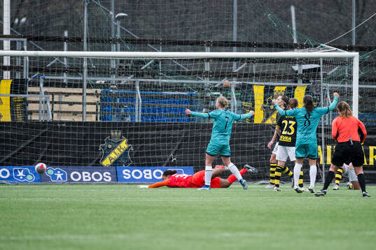 Kristianstads Katla Tryggvadottir gör 0-2 bakom AIKs