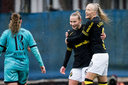 AIKs Silja Jaatinen och Moa Sjöström jublar
