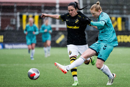 AIKs Michelle Rojas Flores och Kristianstads Clare