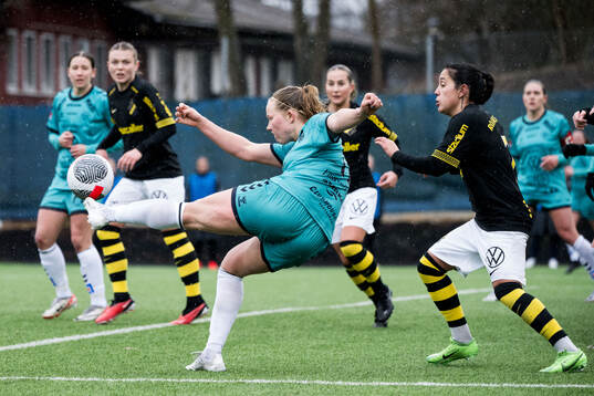 Kristianstads Hlin Eiriksdottir och AIKs Michelle Rojas