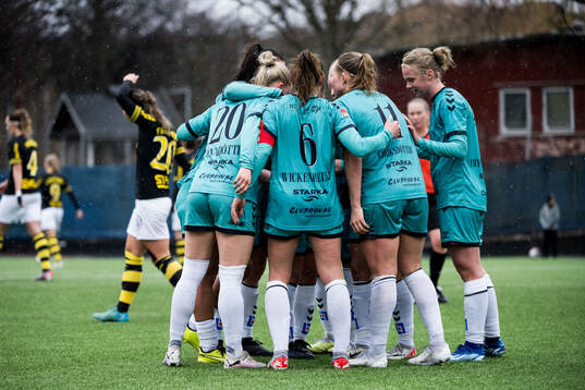 Kristianstads Katla Tryggvadottir jublar med lagkamrater